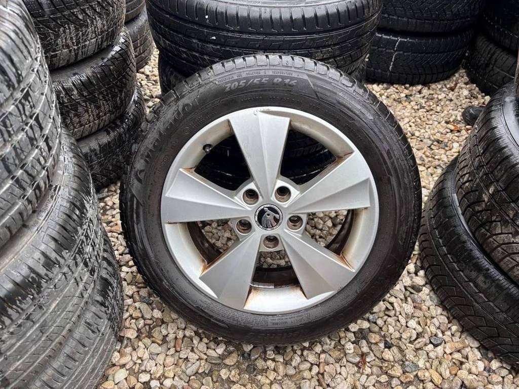 Škoda Octavia sada alu 6,6Jx16H2 ET46, pneu